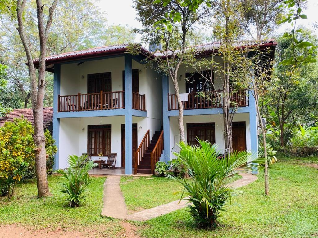 Isanka Lion Lodge Сигирия Екстериор снимка