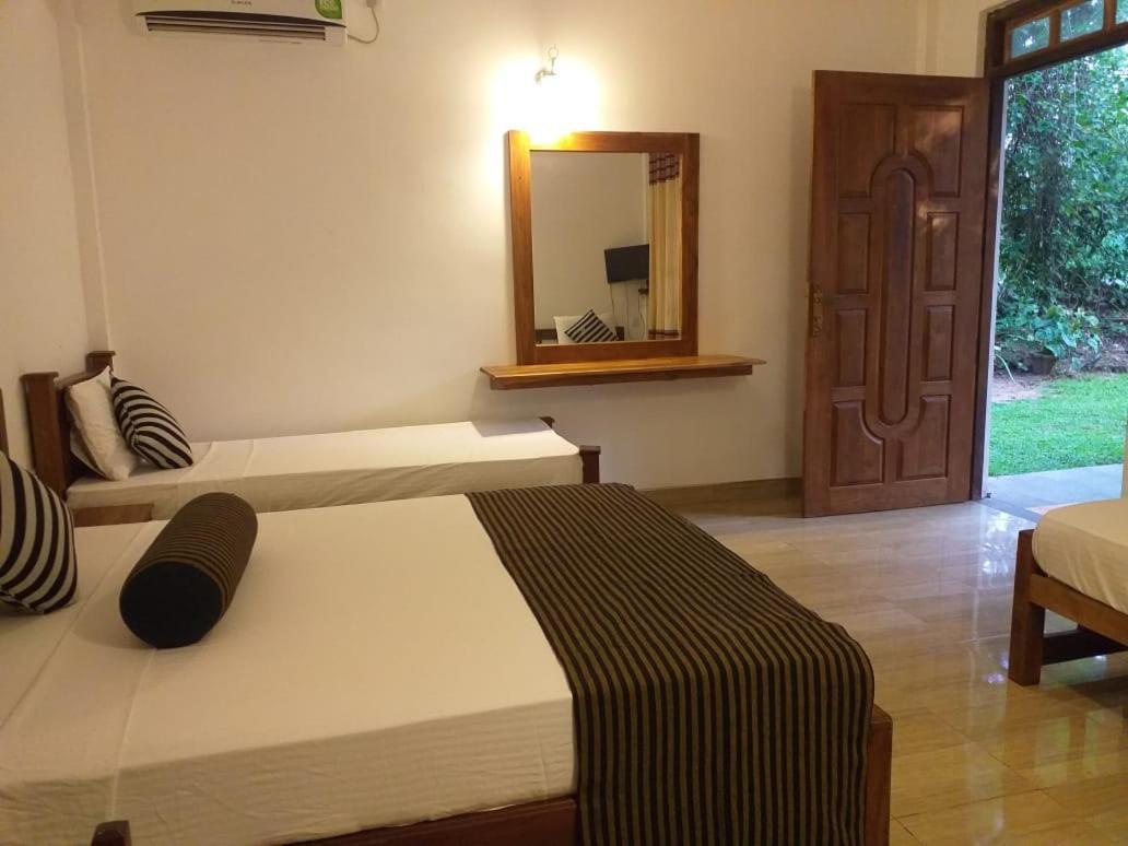 Isanka Lion Lodge Сигирия Екстериор снимка