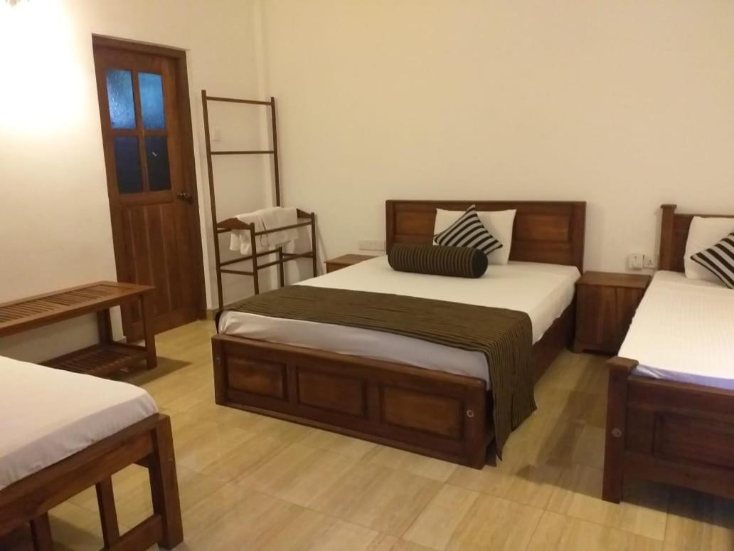 Isanka Lion Lodge Сигирия Екстериор снимка