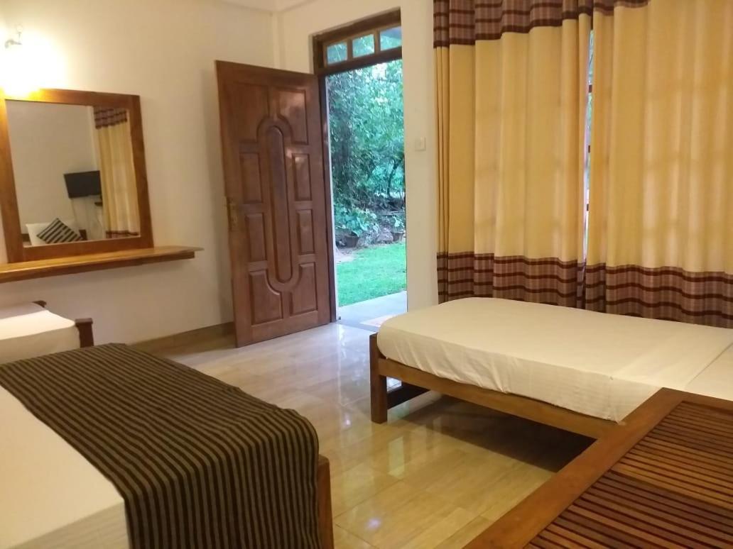 Isanka Lion Lodge Сигирия Екстериор снимка