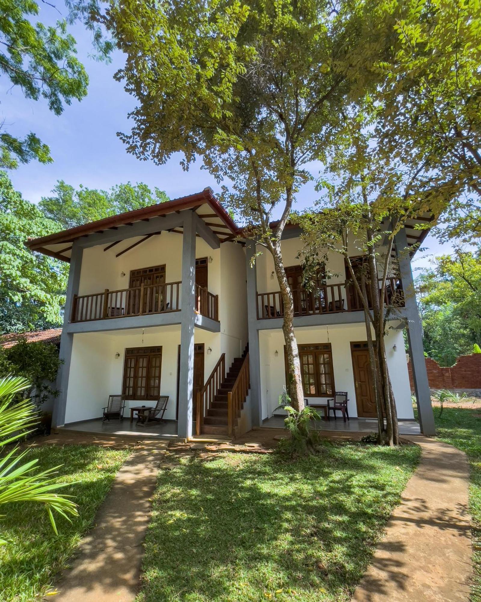 Isanka Lion Lodge Сигирия Екстериор снимка