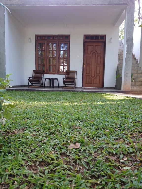 Isanka Lion Lodge Сигирия Екстериор снимка